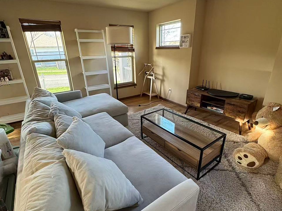 1st image of 8921 Hollybush Ln