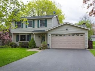 3 Sunview Dr, Rochester, NY 14624