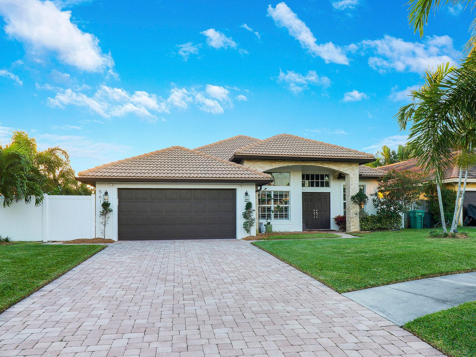 Private Courtyard - Tequesta, FL Homes for Sale