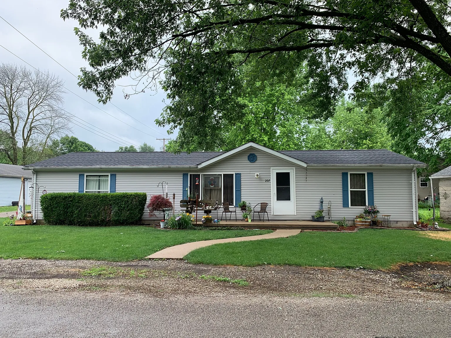 207 E River Rd photo 1
