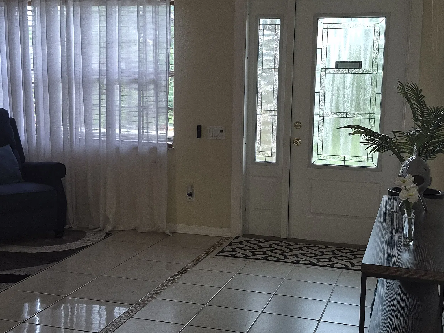3 bed, 1300 sqft, $2,450 — Photo 2