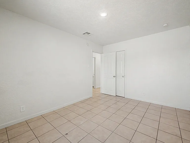 2433 E Cameron Vis — Photo 17