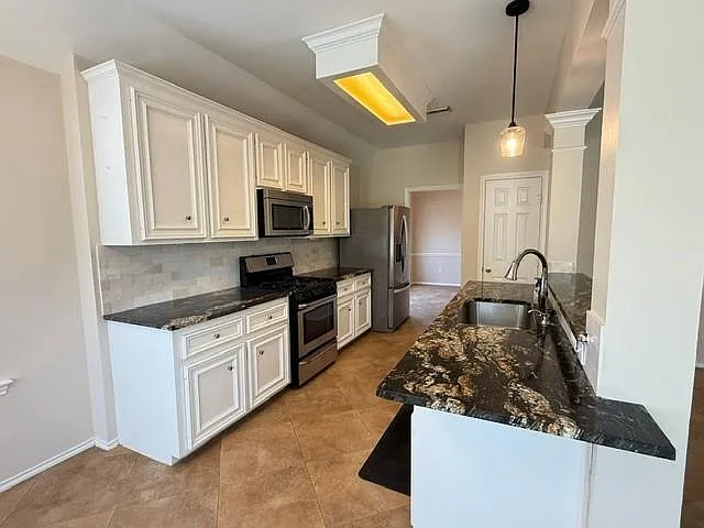 3 bed, 2.0 bath, 1831 sqft, $2,350 — Photo 4