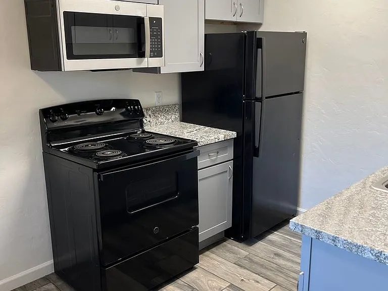 3700 N Fairview Ave — Photo 22