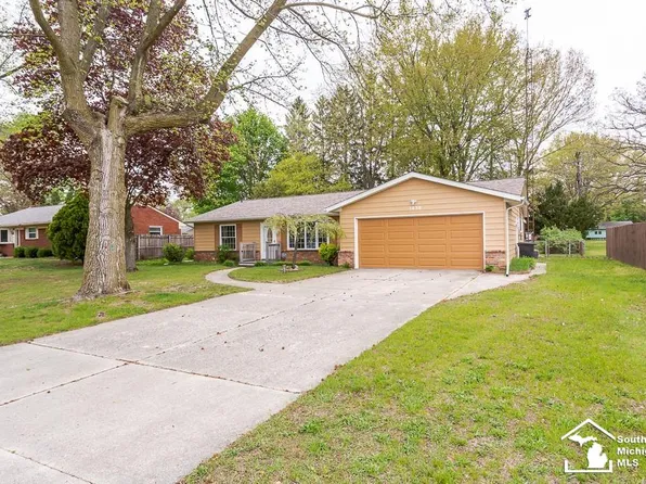 3830 Verna Dr, Lambertville, MI 48144