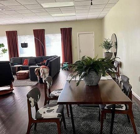 4th image of 2502 Country Club Dr