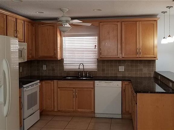 3rd image of 2712 Woodbridge Ln
