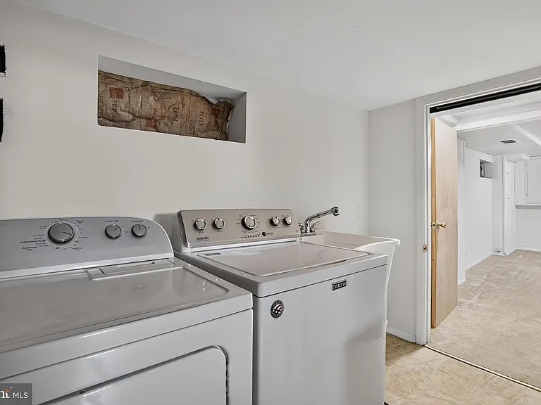 1327 S Queen St — Photo 14