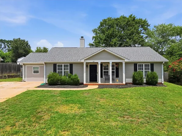 305 Golden Leaf Ln, Simpsonville, SC 29681