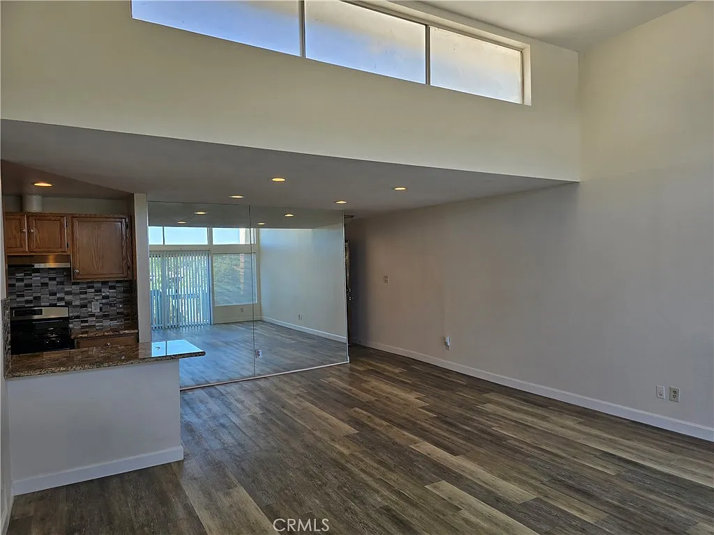 3 bed, 1096 sqft, $3,200 — Photo 4