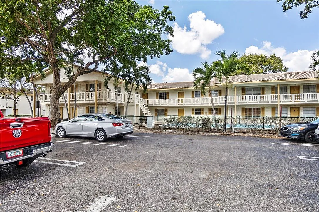 2 bed, 2.0 bath, 1095 sqft, $2,100 — Photo 2