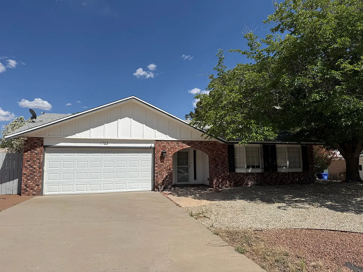 Building Photo - 1763 Royal Dr