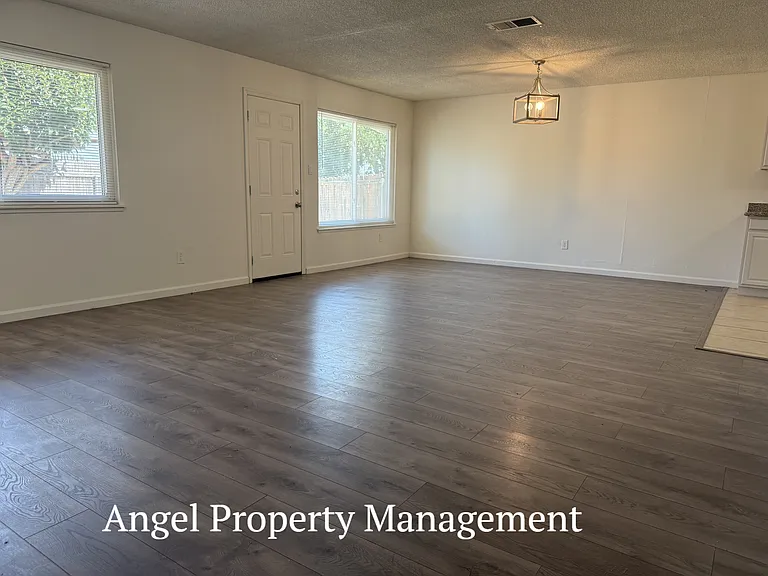7927 Albion Way — Photo 5