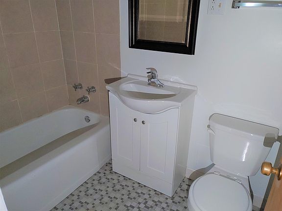 5th image of 2211 W Touhy Ave #2