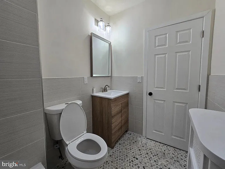 962 Carver St — Photo 16
