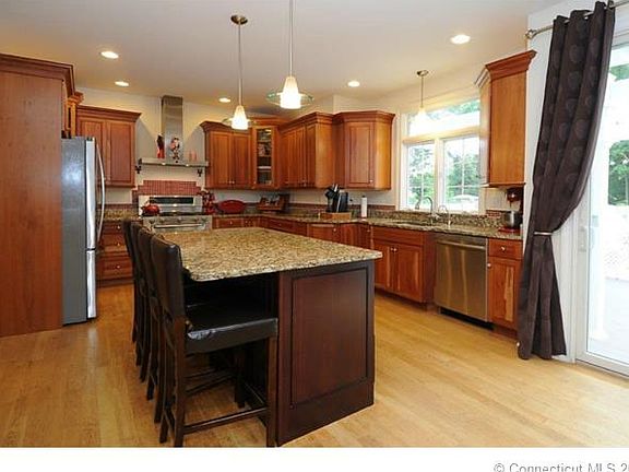 3rd image of 24 Bayberry Ln