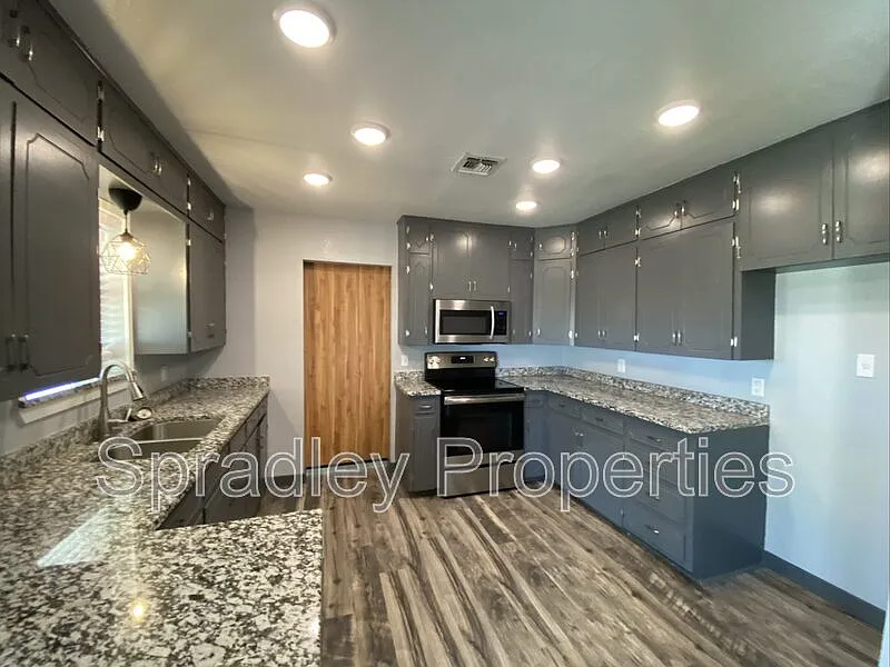3 bed, 2.0 bath, 1616 sqft, $1,525 — Photo 4