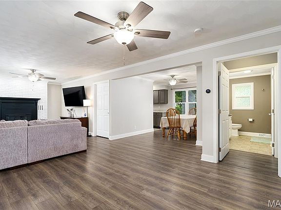 4th image of 303 Smith St