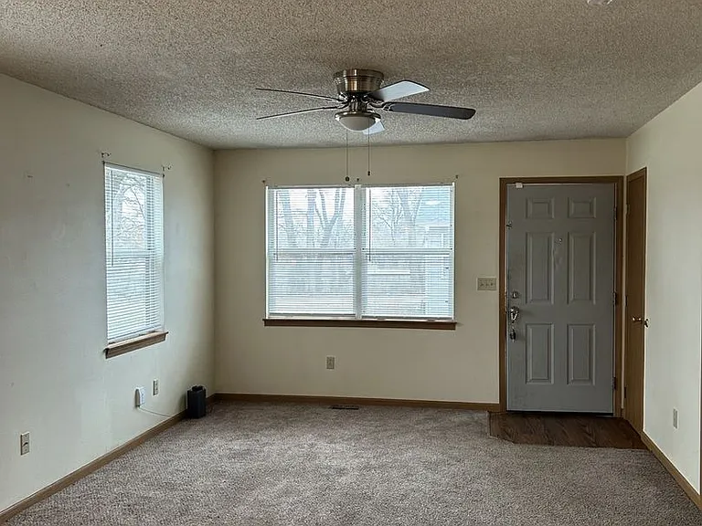 810 E Jackson St — Photo 4