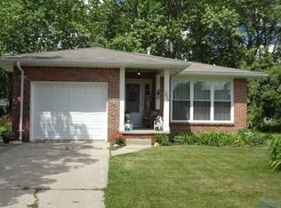 1027 Village Dr, Bowling Green, OH 43402