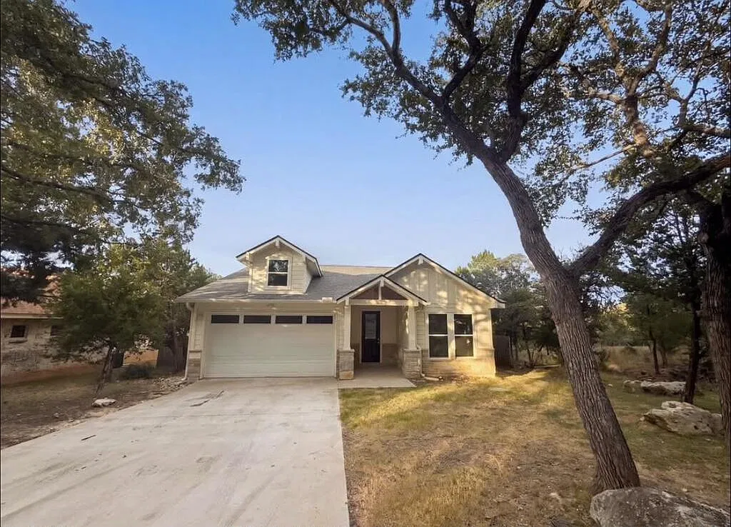 3 bed, 1400 sqft, $1,800 — Photo 1