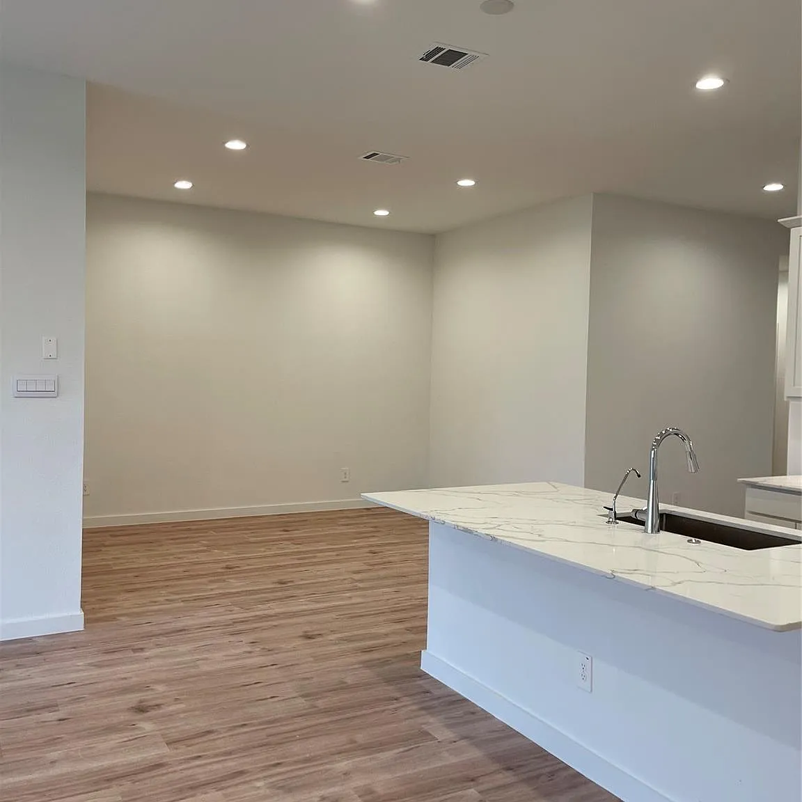 4 bed, 3.0 bath, 2054 sqft, $2,600 — Photo 3