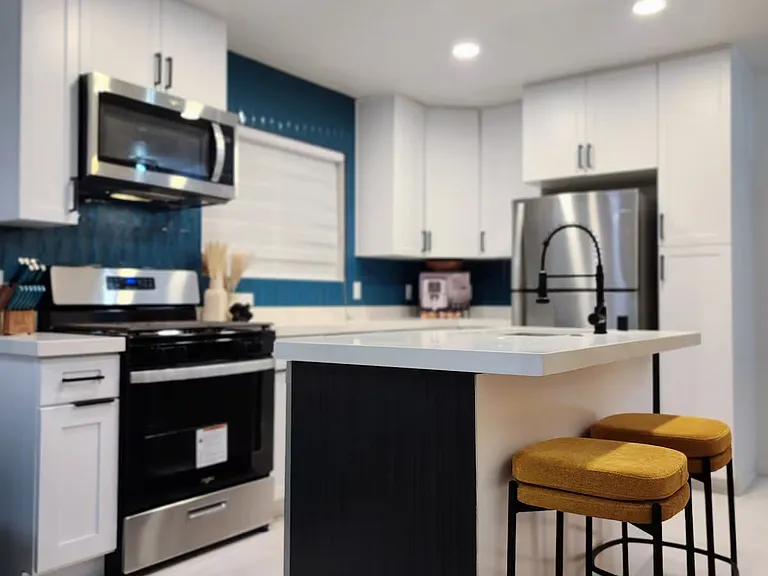 Fully equipped kitchen. Includes: Coffee maker, airfryer, refrigerator, stove, and microwave