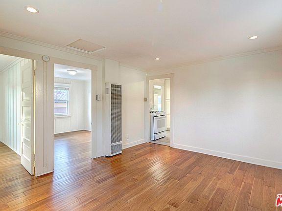 3rd image of 513 W Holly Ave