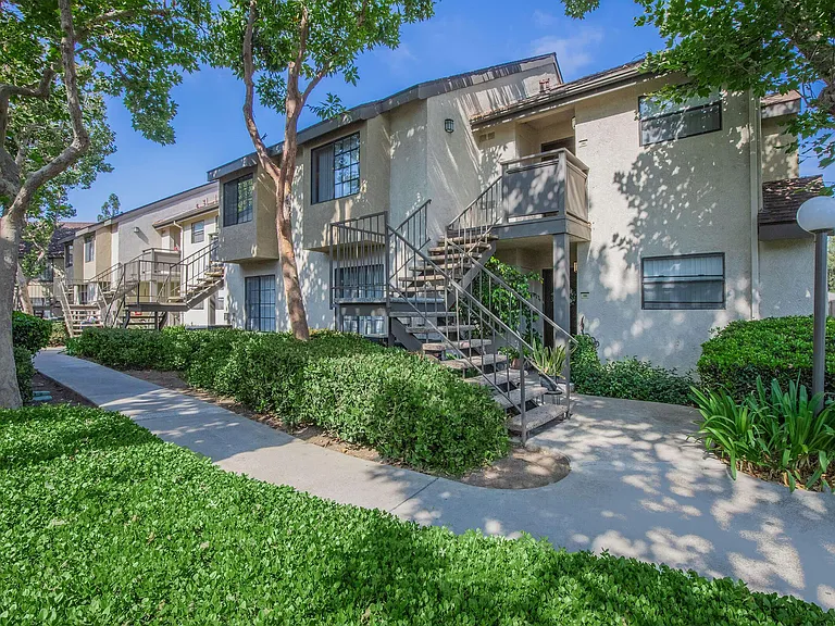 Oak Tree Court Apartment Homes — Photo 3