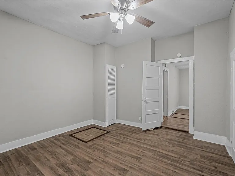 906 E Houston St — Photo 19