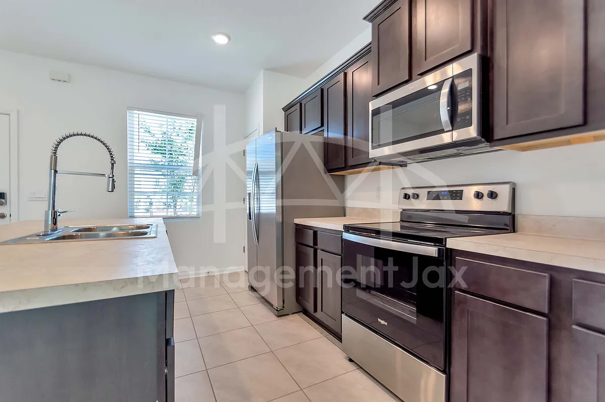 Building Photo - 8330 Zenith Cir #1