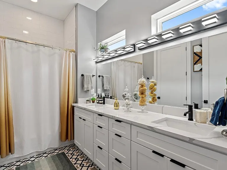 618 Montopolis Dr — Photo 21