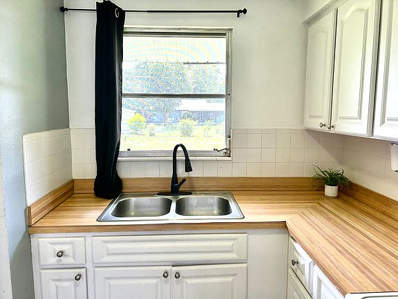 5th image of 1057 Congress St