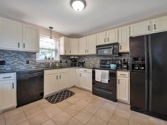Remodeled kitchen, new tile back splash, tile floor and Granite counter tops.