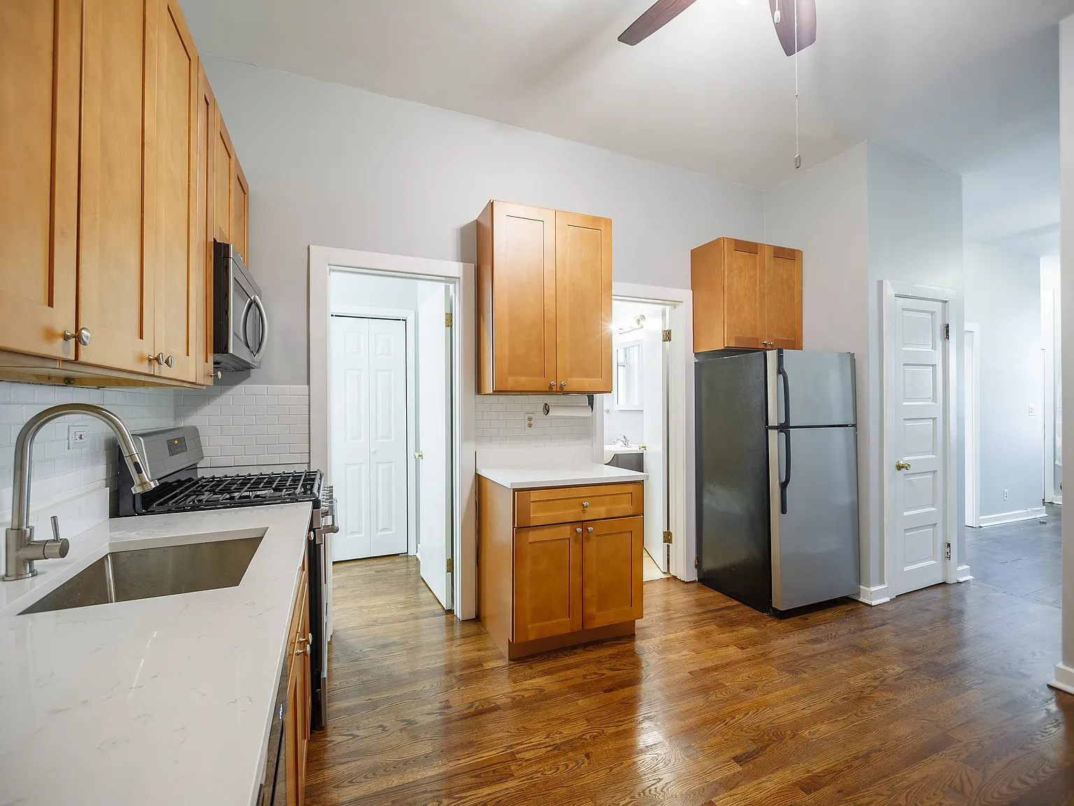 2 bed, 1000 sqft, $2,400 — Photo 3