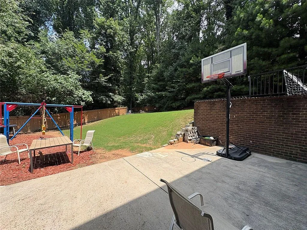 2 bed, 1.0 bath, 2068 sqft, $1,800 — Photo 2