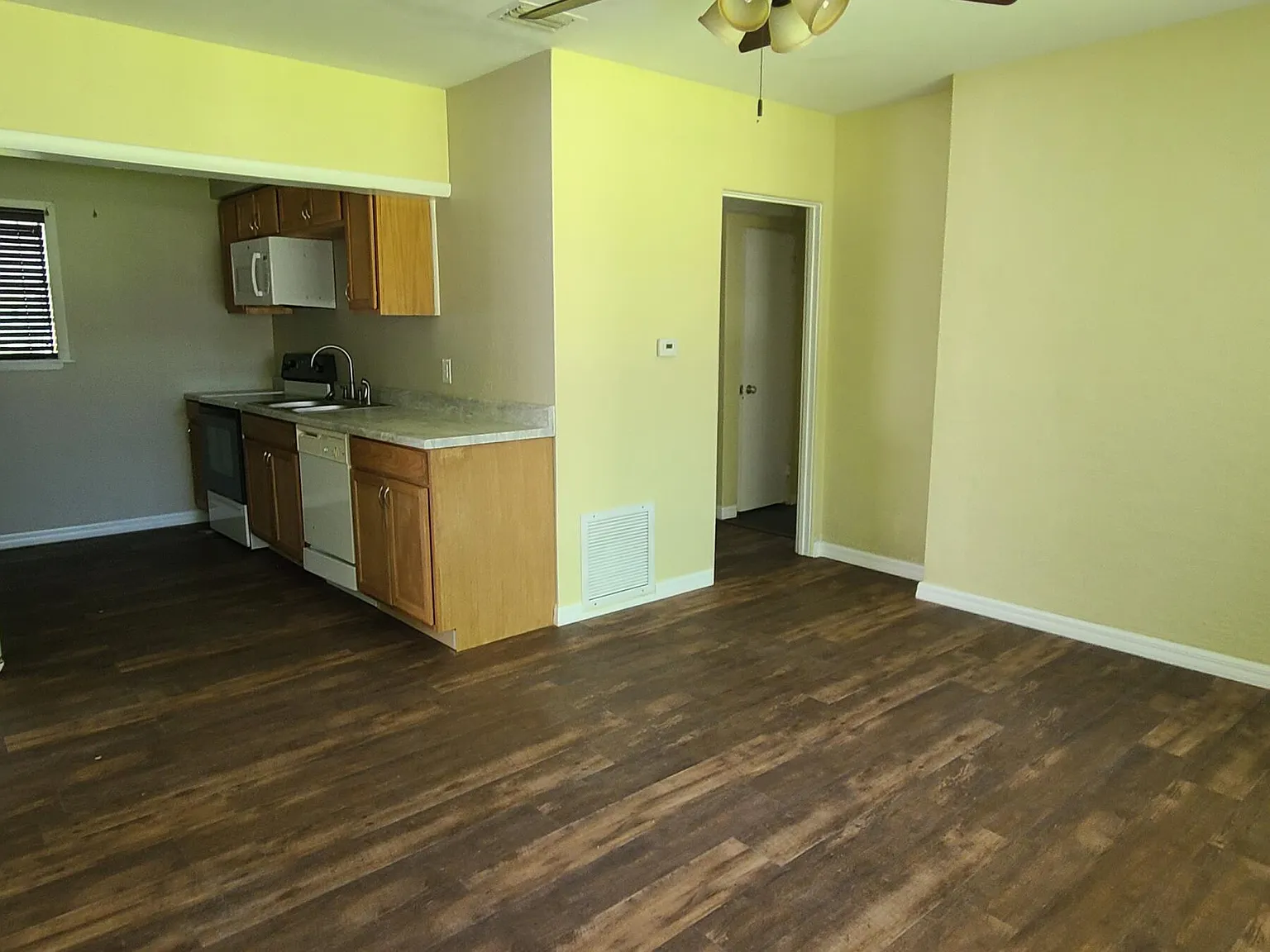 3 bed, 2.0 bath, 1127 sqft, $2,095 — Photo 3