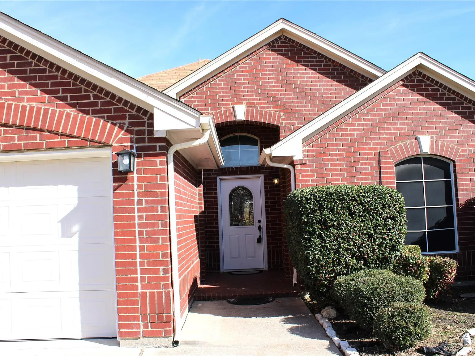 3 bed, 1852 sqft, $2,300 — Photo 1