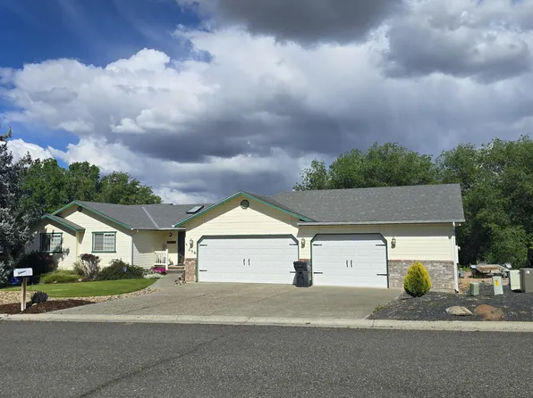 835 S 4th Street Loop, Selah, WA 98942