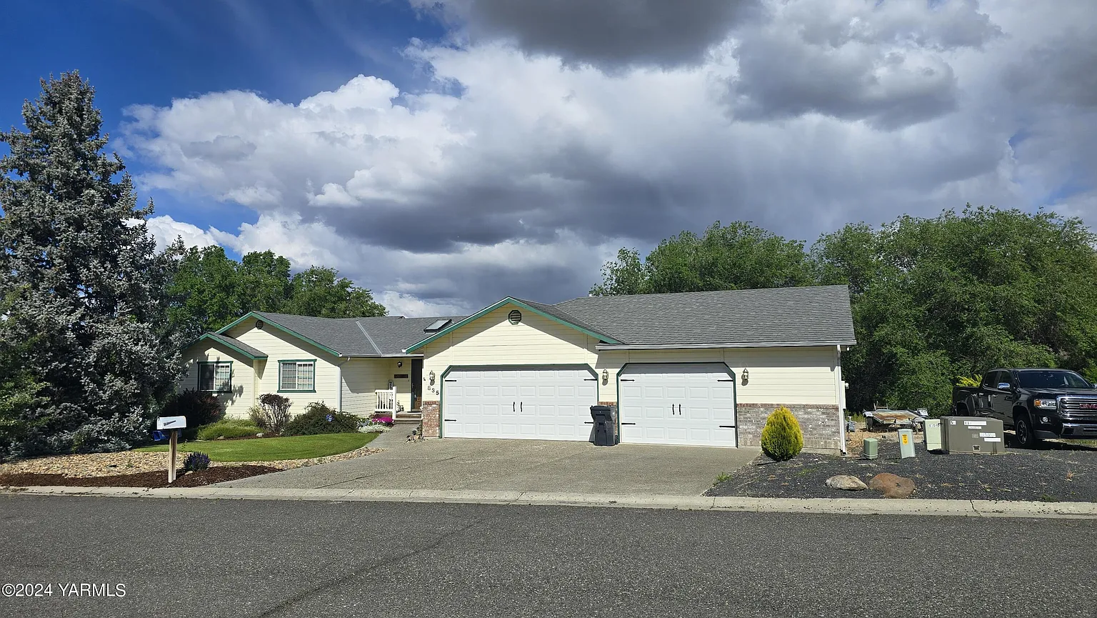 835 S 4th Street Loop photo 1