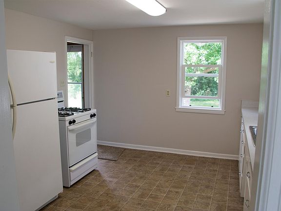 3rd image of 841 Cumming Ln