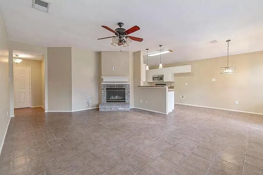 3 bed, 1277 sqft, $2,100 — Photo 4