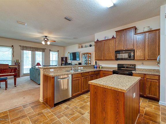 3rd image of 15818 Dallas Creek Ct