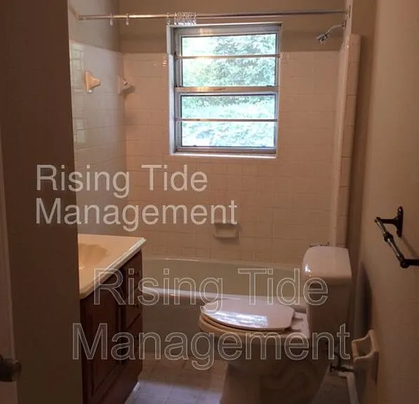 1928 Poplar Dr — Photo 5