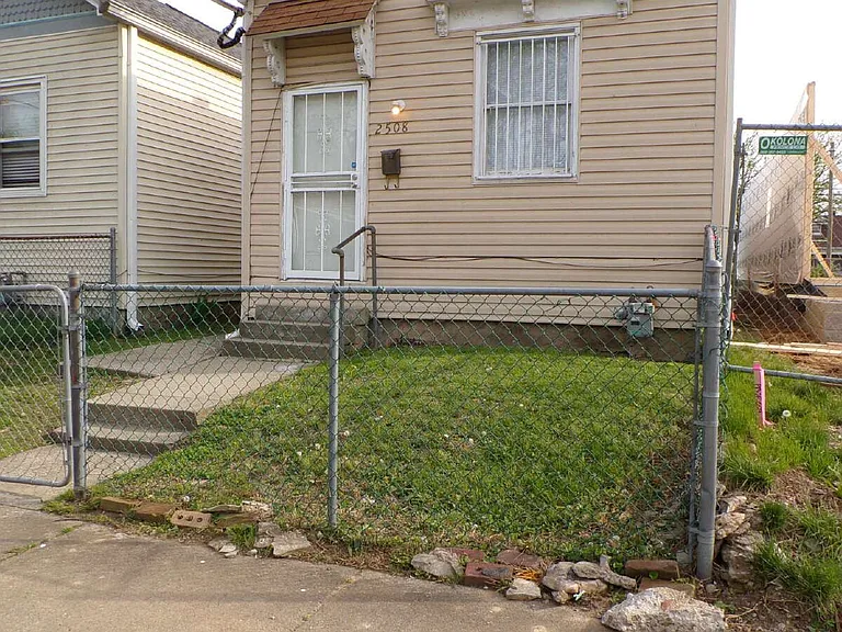 2508 Elliott Ave — Photo 2