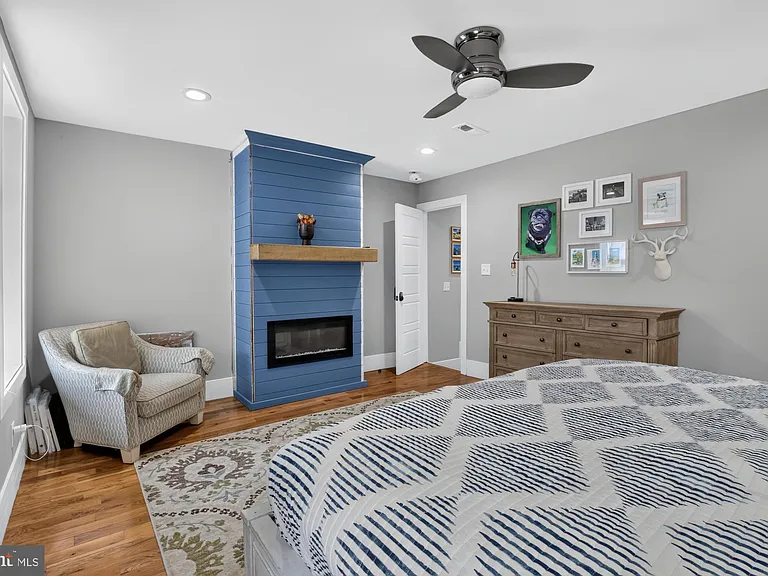 2328 E Fletcher St — Photo 24