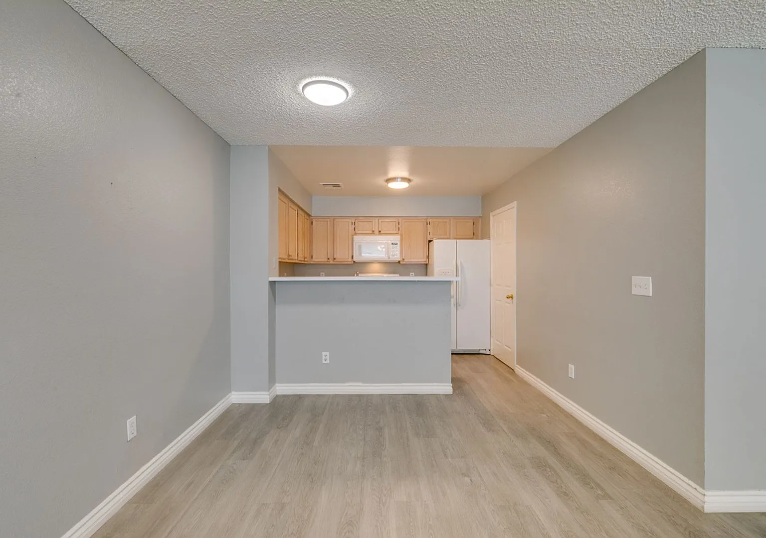 Cozy 2 Bedrooms-2 Bathroom Townhome*Close To Area Shopping Centers-Bus Lines* — Photo 2