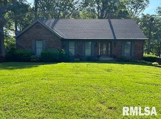 18326 N Stratford Ln, Mount Vernon, IL 62864