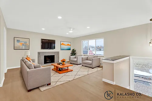 915 James K Blvd Photo 1