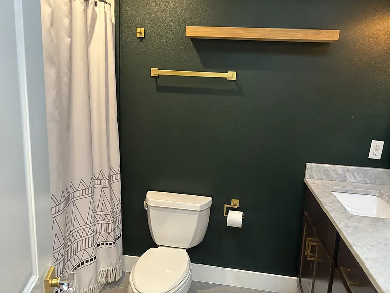 Main floor full bathroom